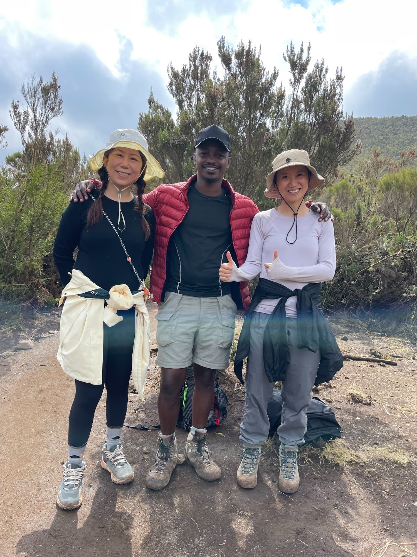 מייסדת: מטפס Climb2Kili Adventures עומד עם לקוחות על הר קילימנג'רו